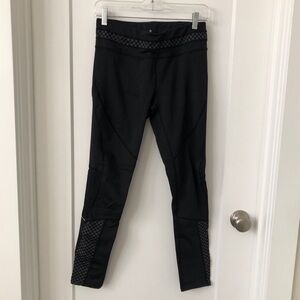 ATHLETA sucks you in! Black running leggings. Reflective strips, mesh panel. M.